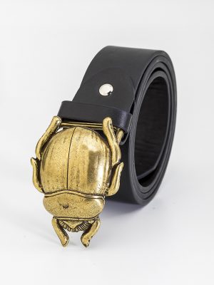Cinturón con hebilla de escarabajo dorado